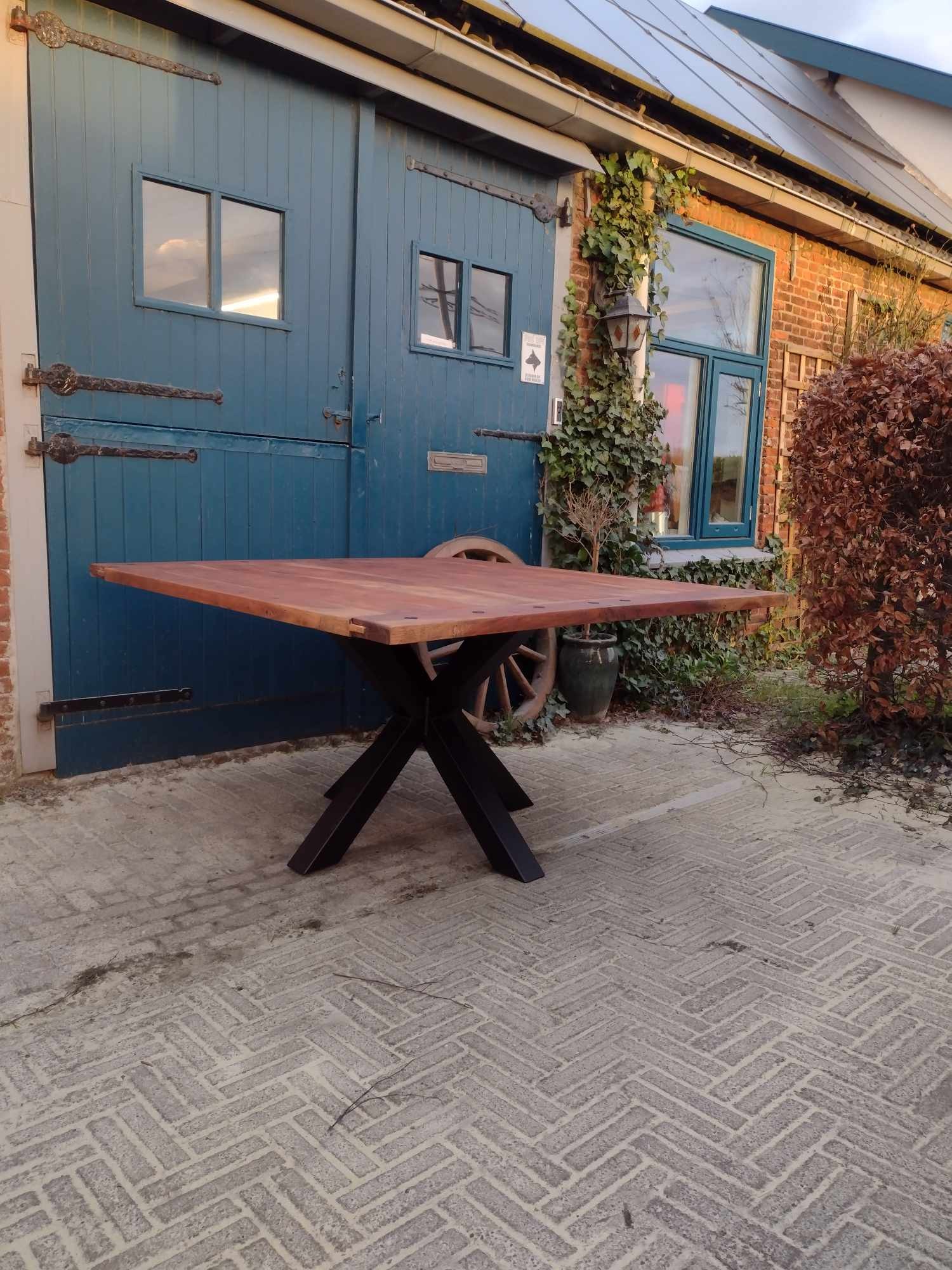 Eettafel vierkant met matrix poot. Direct leverbaar!