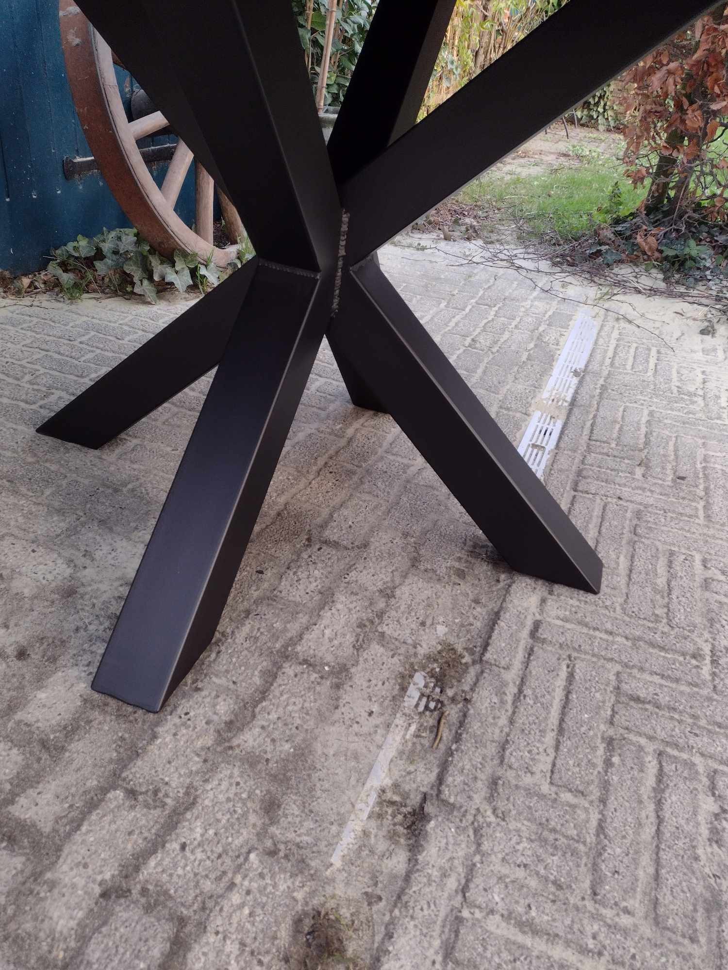 Eettafel vierkant met matrix poot. Direct leverbaar!