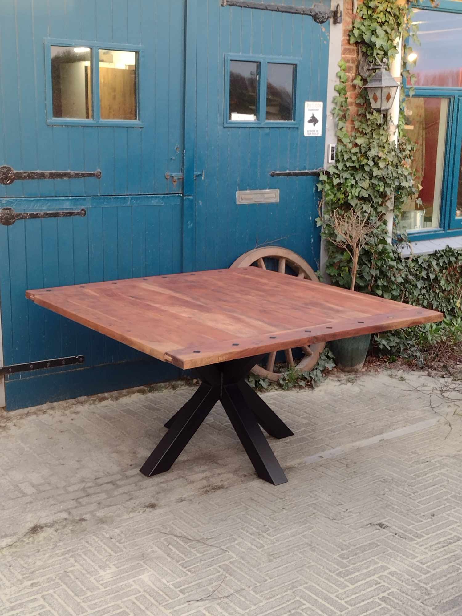 Eettafel vierkant met matrix poot. Direct leverbaar!