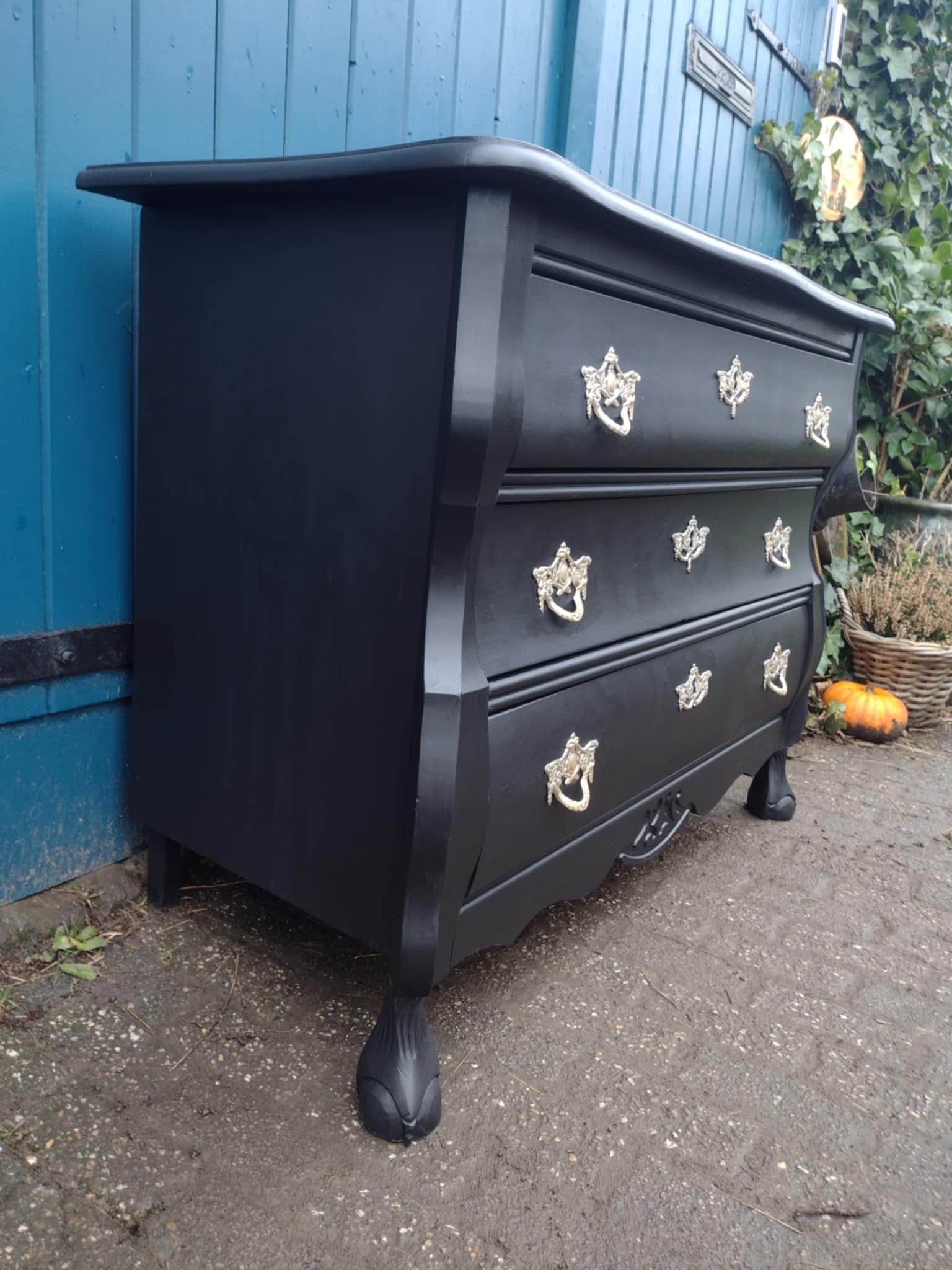 Buikkast mat zwart met greep goud