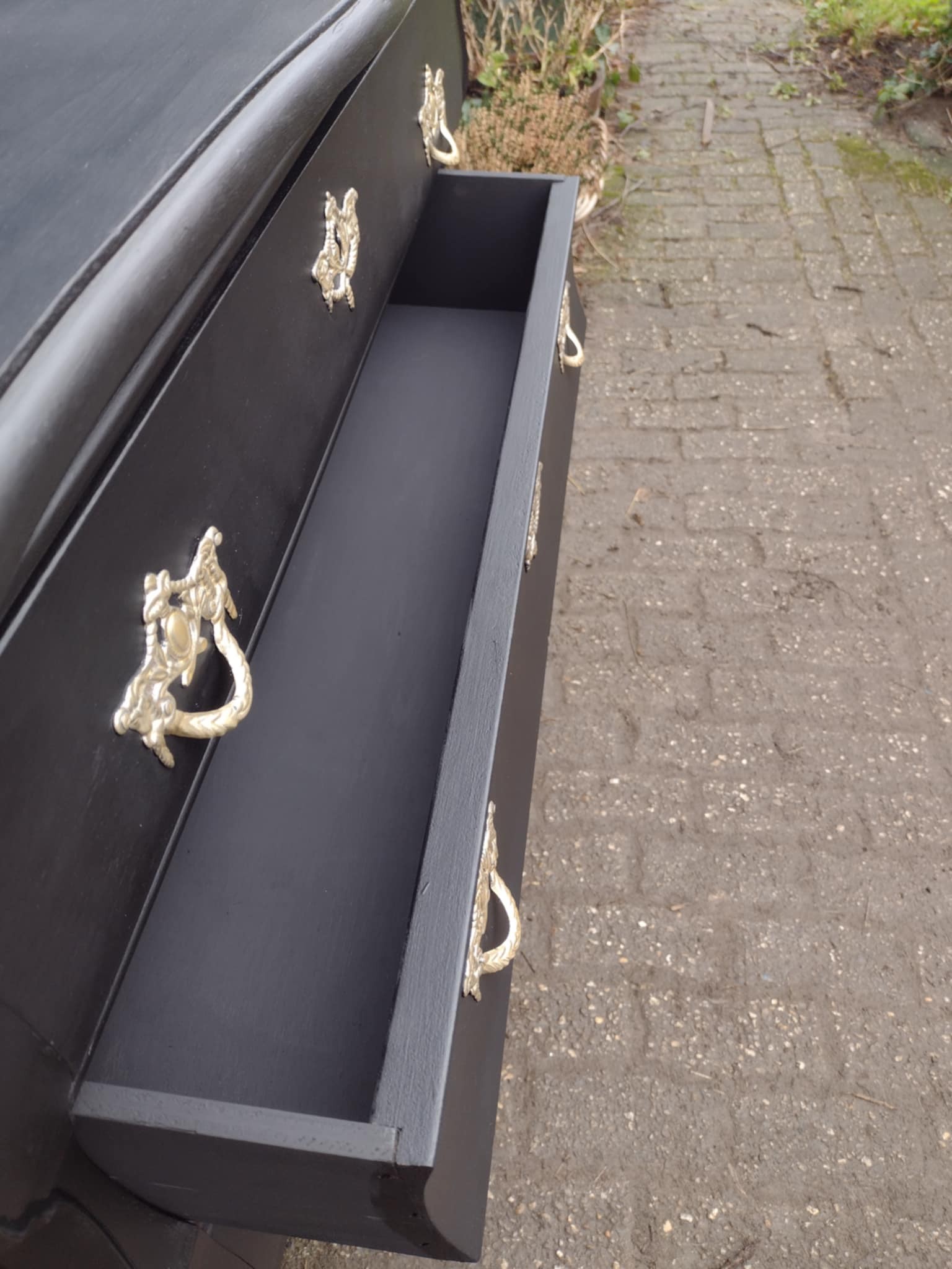 Buikkast mat zwart met greep goud