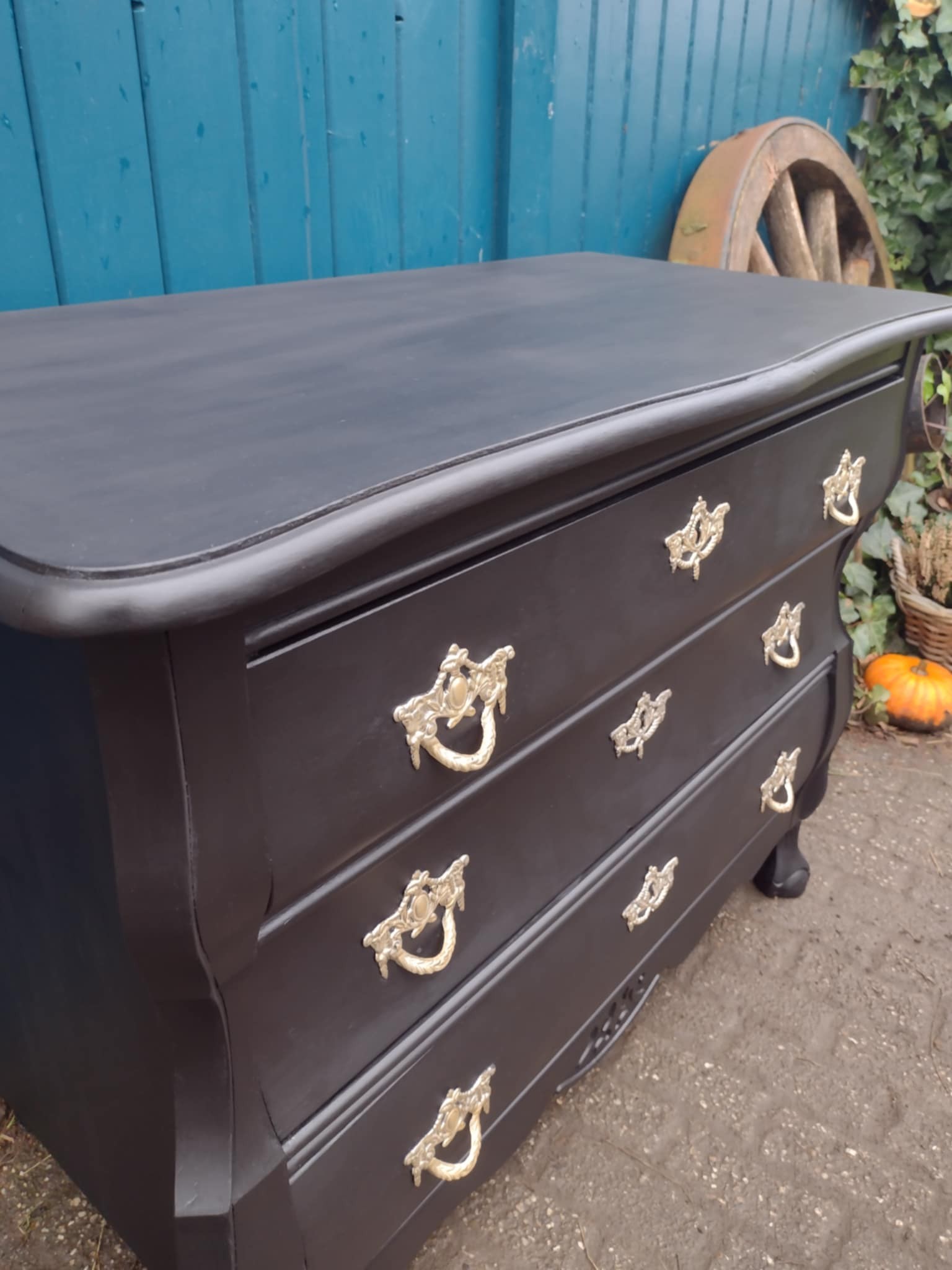 Buikkast mat zwart met greep goud