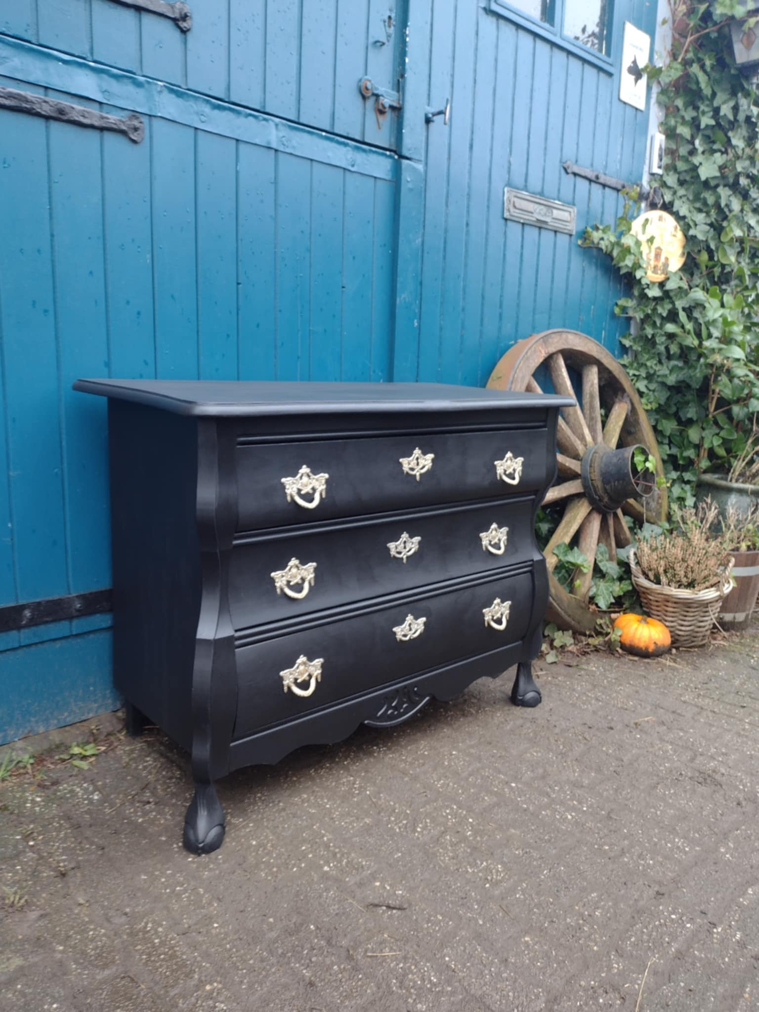 Buikkast mat zwart met greep goud