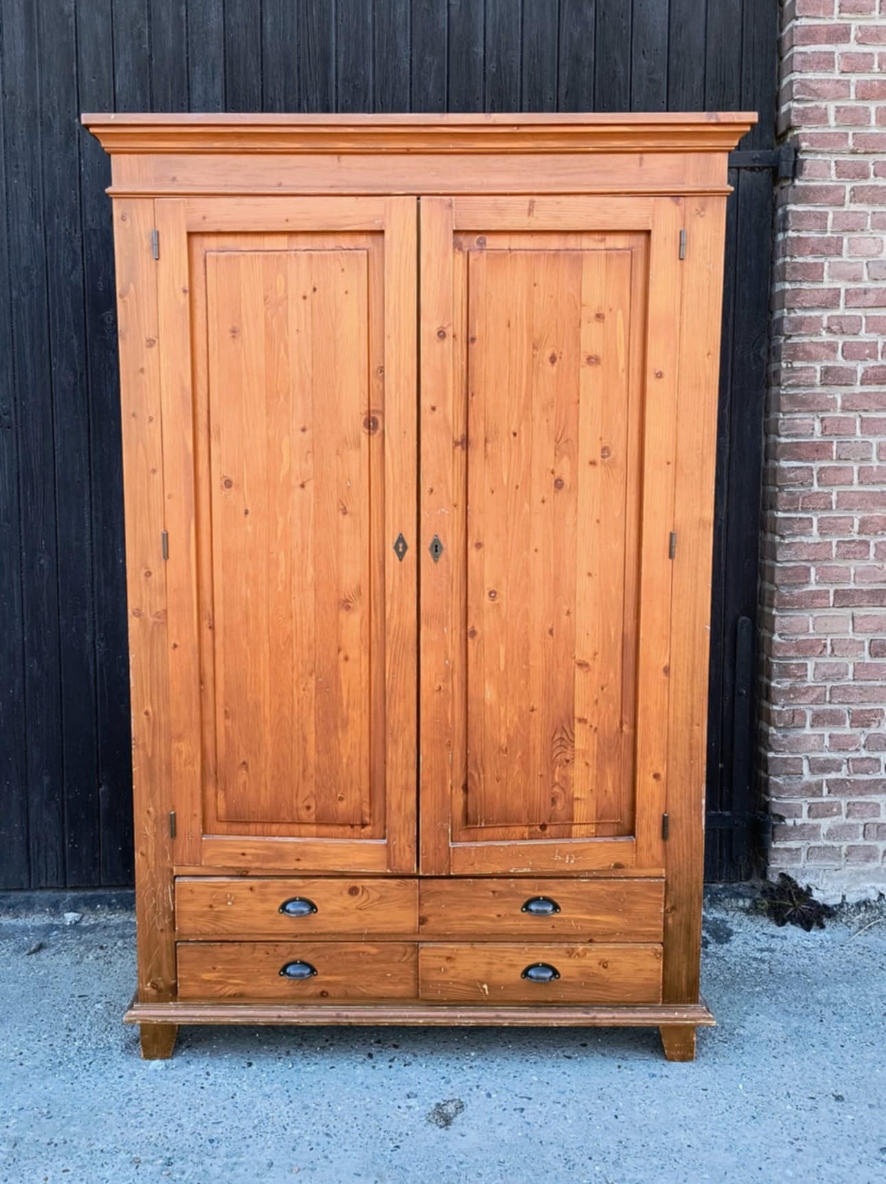 *Nog te restylen* Strakke buffetkast