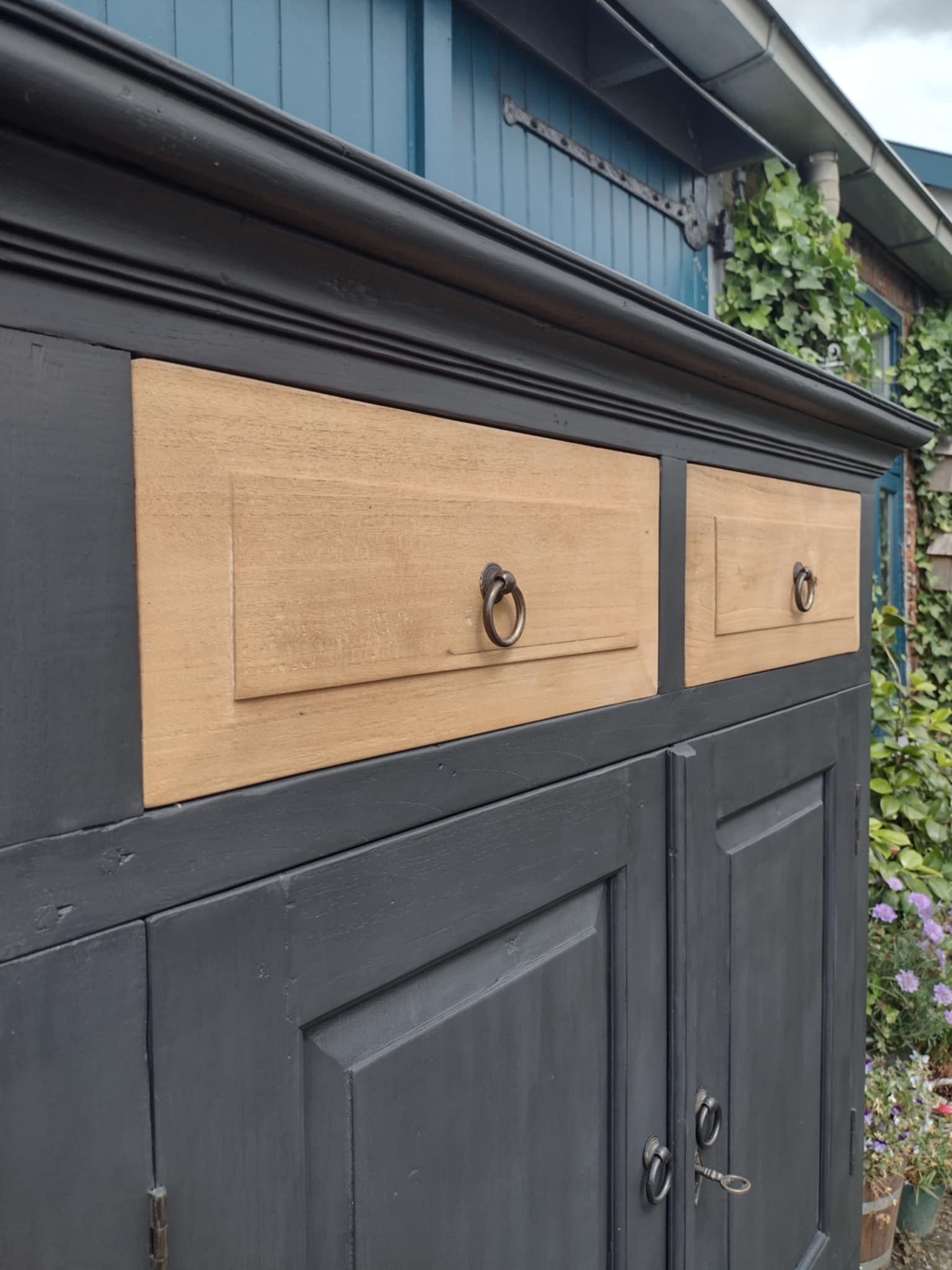 stoere opbergkast donker antraciet gezandstraald