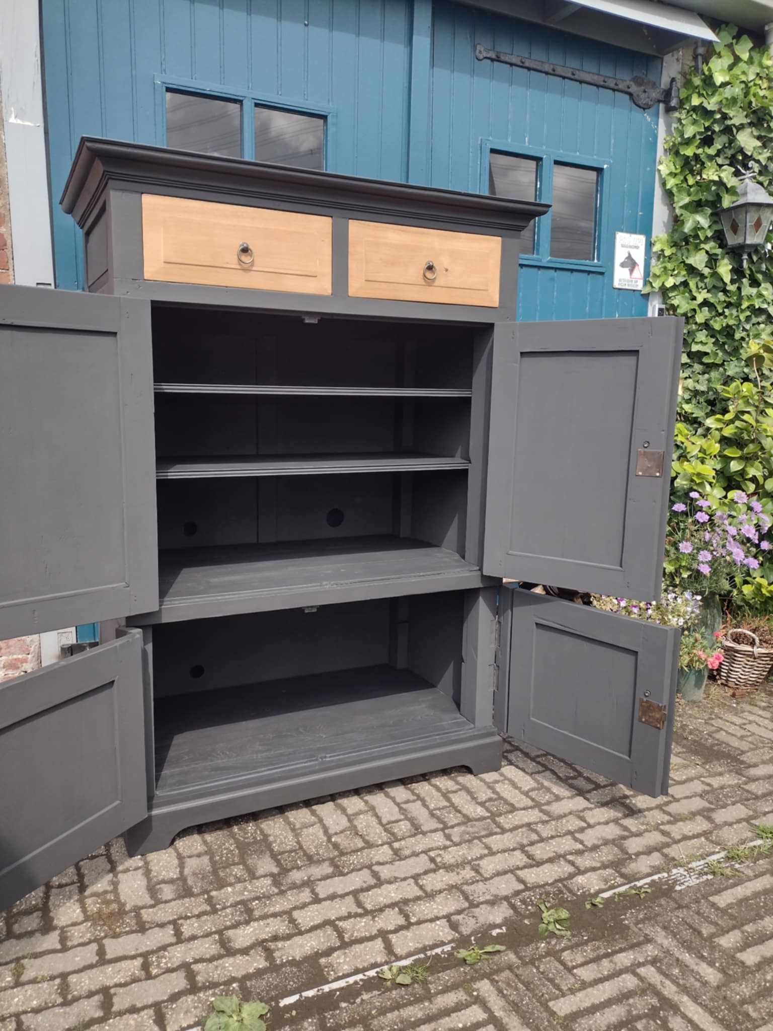 stoere opbergkast donker antraciet gezandstraald