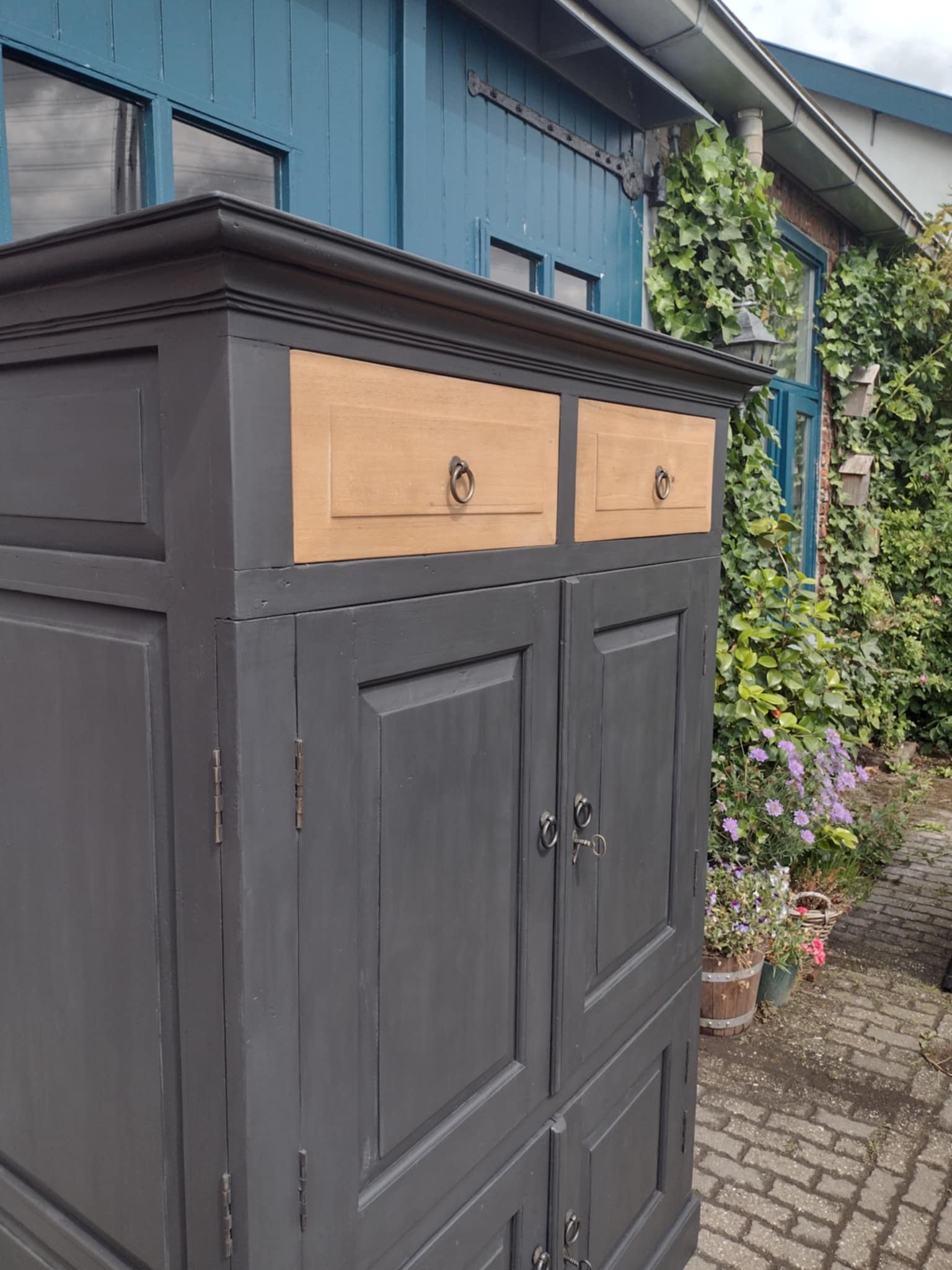 stoere opbergkast donker antraciet gezandstraald