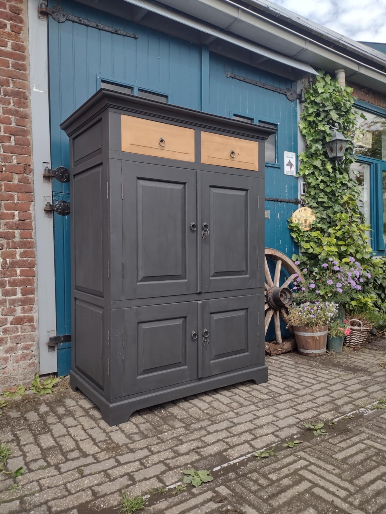 stoere opbergkast donker antraciet gezandstraald