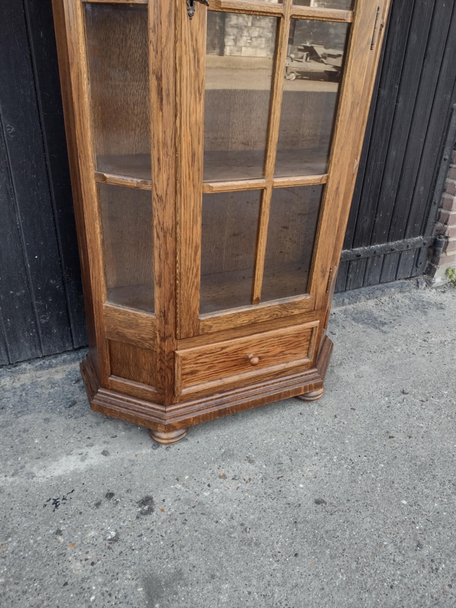 *Nog te restylen* vitrinekast