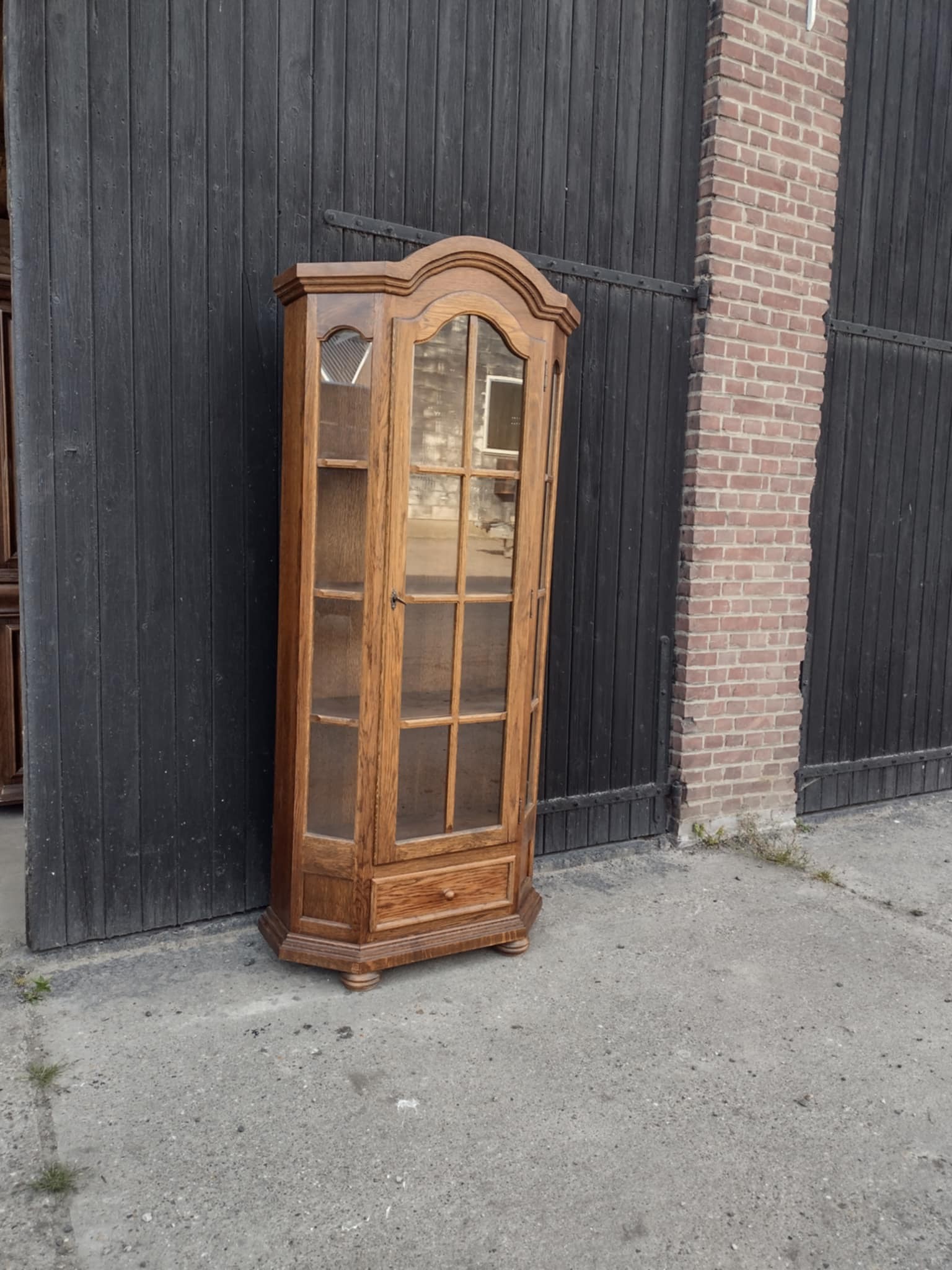 *Nog te restylen* vitrinekast