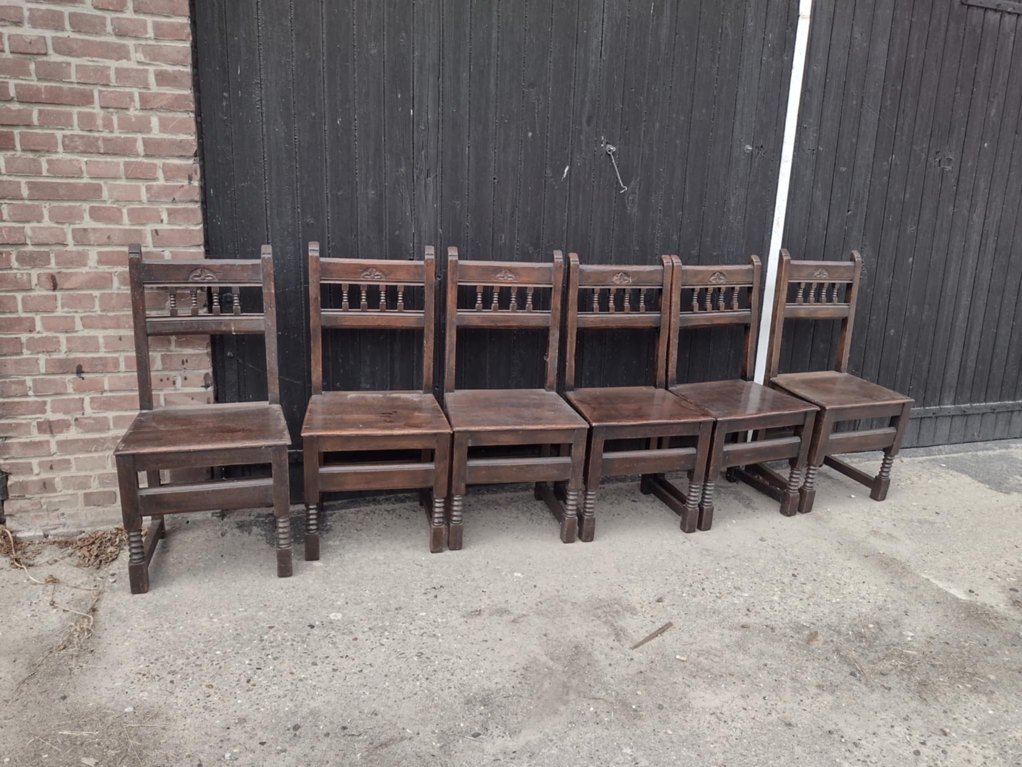 *Nog te restylen* 6 eikenhouten kloosterstoelen