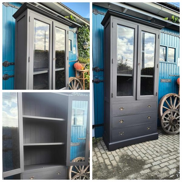 Strakke mat zwarte servieskast buffetkast vitrinekast