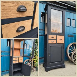 a4647474-c47d-47f6-91d0-22d2001d43be Vitrinekast servieskast gezandstraald teakhout mat zwart