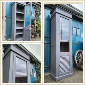 Hoge Engelse kast met louvredeur