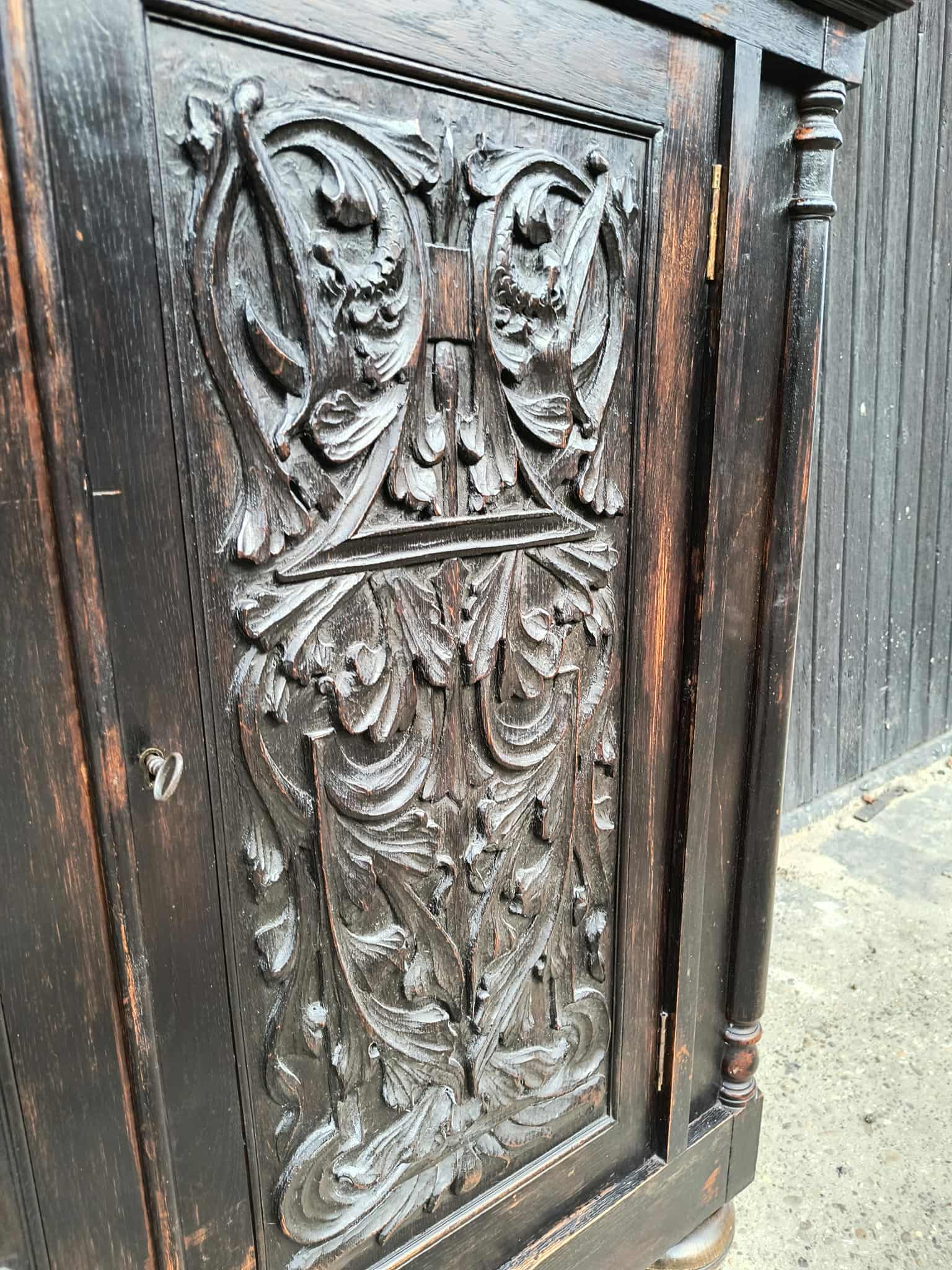 Belgische ambachtelijke kast met houtsnijwerk - Image 4