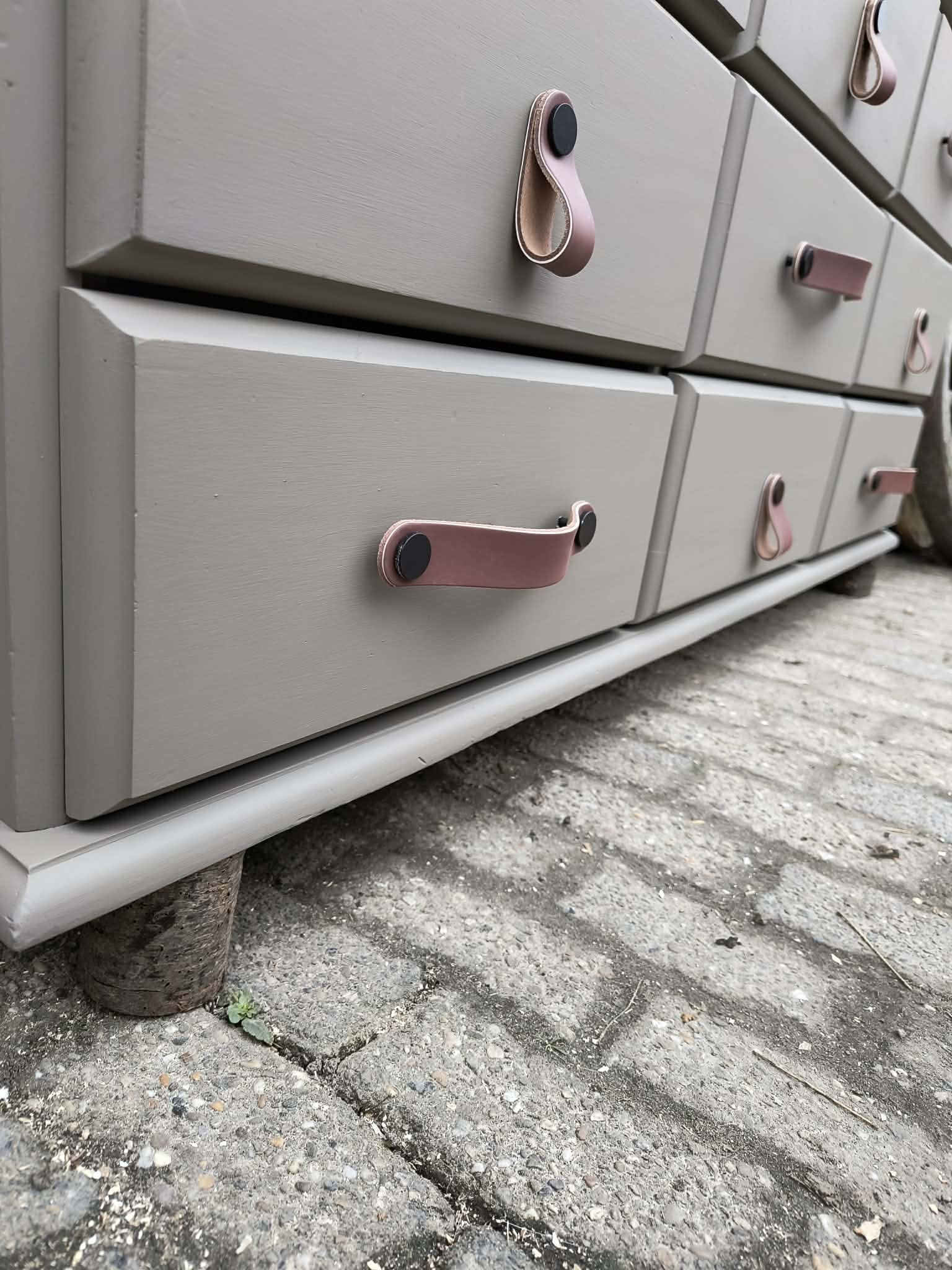 Apothekerskast taupe met boomstam poten. - Image 4