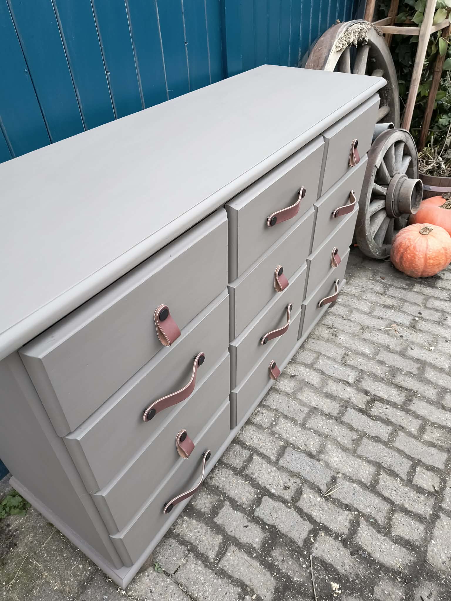 Apothekerskast taupe met boomstam poten. - Image 3