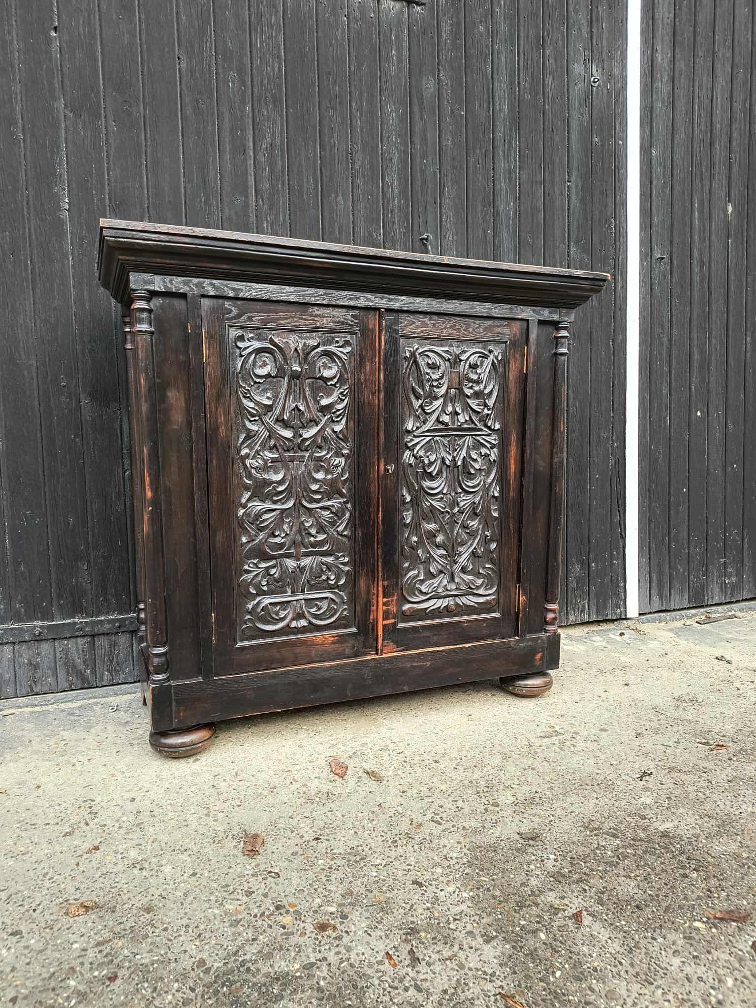 Belgische ambachtelijke kast met houtsnijwerk - Image 3