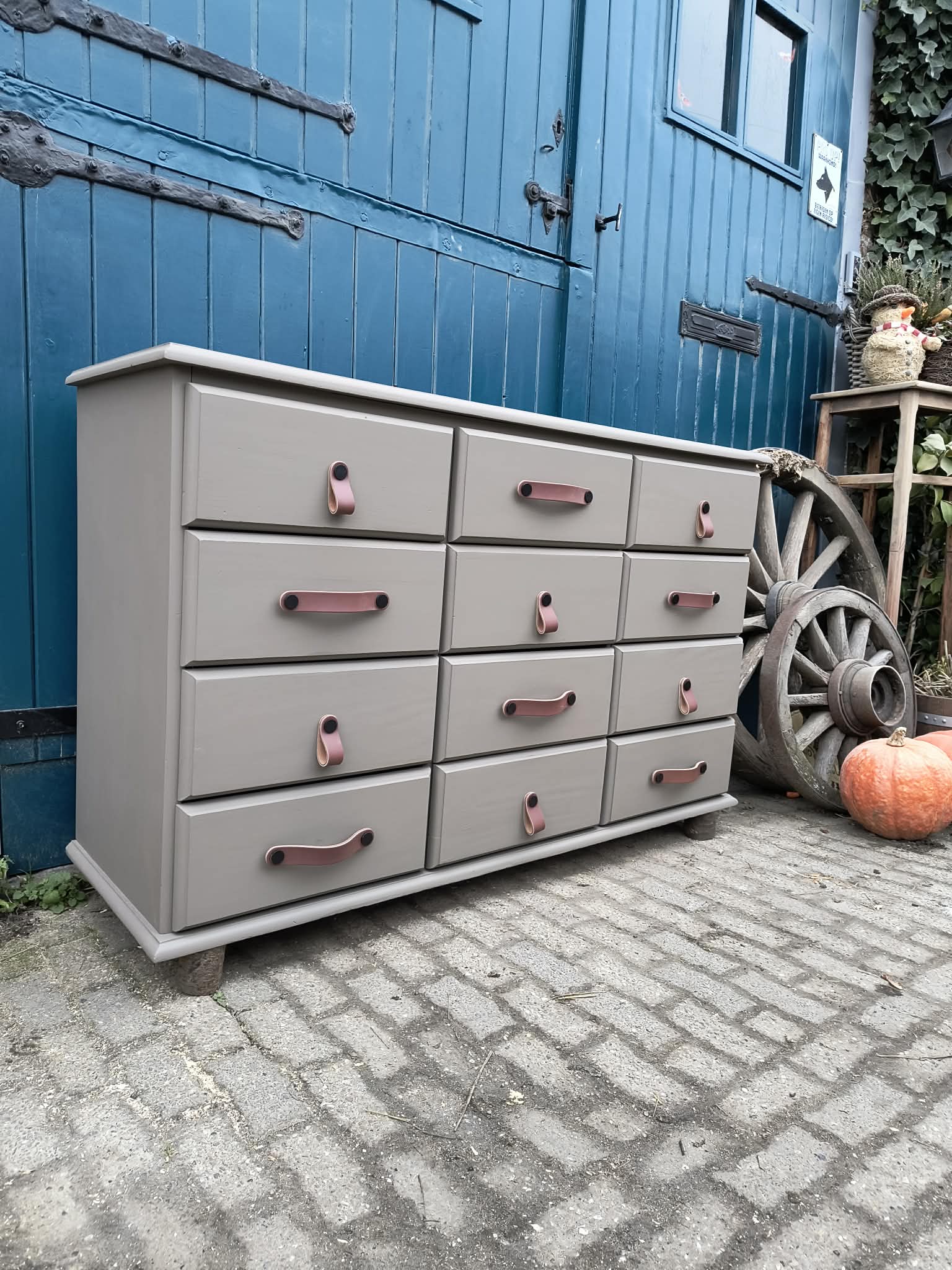 Apothekerskast taupe met boomstam poten. - Image 5