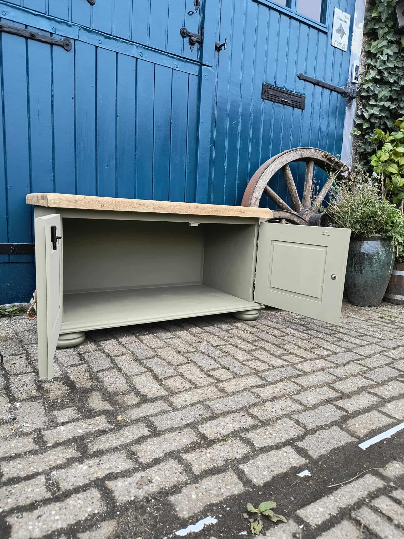 Stoer kastje oud groen met robuust bovenblad gezandstraald - Image 3