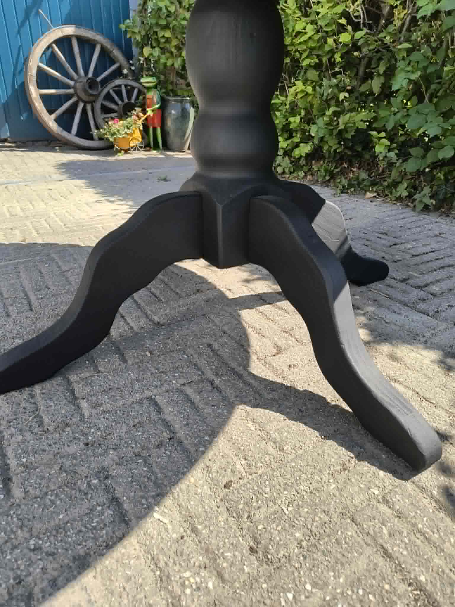 Ronde notenhouten tafel vergrijsd met mat zwart - Image 4