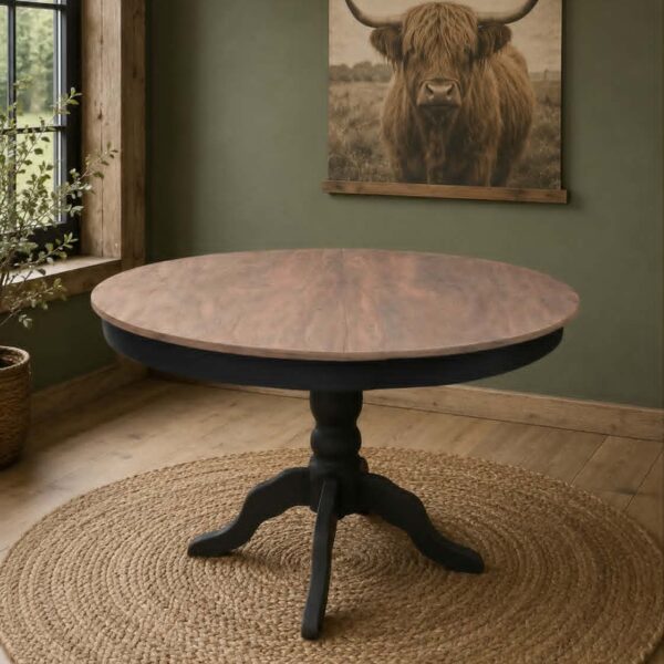 Ronde notenhouten tafel vergrijsd met mat zwart
