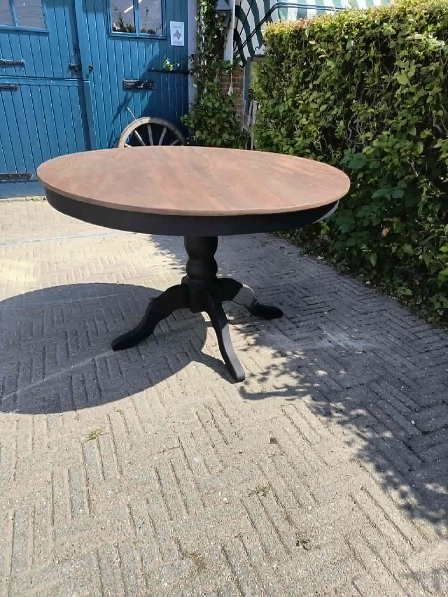 Ronde notenhouten tafel vergrijsd met mat zwart - Image 3